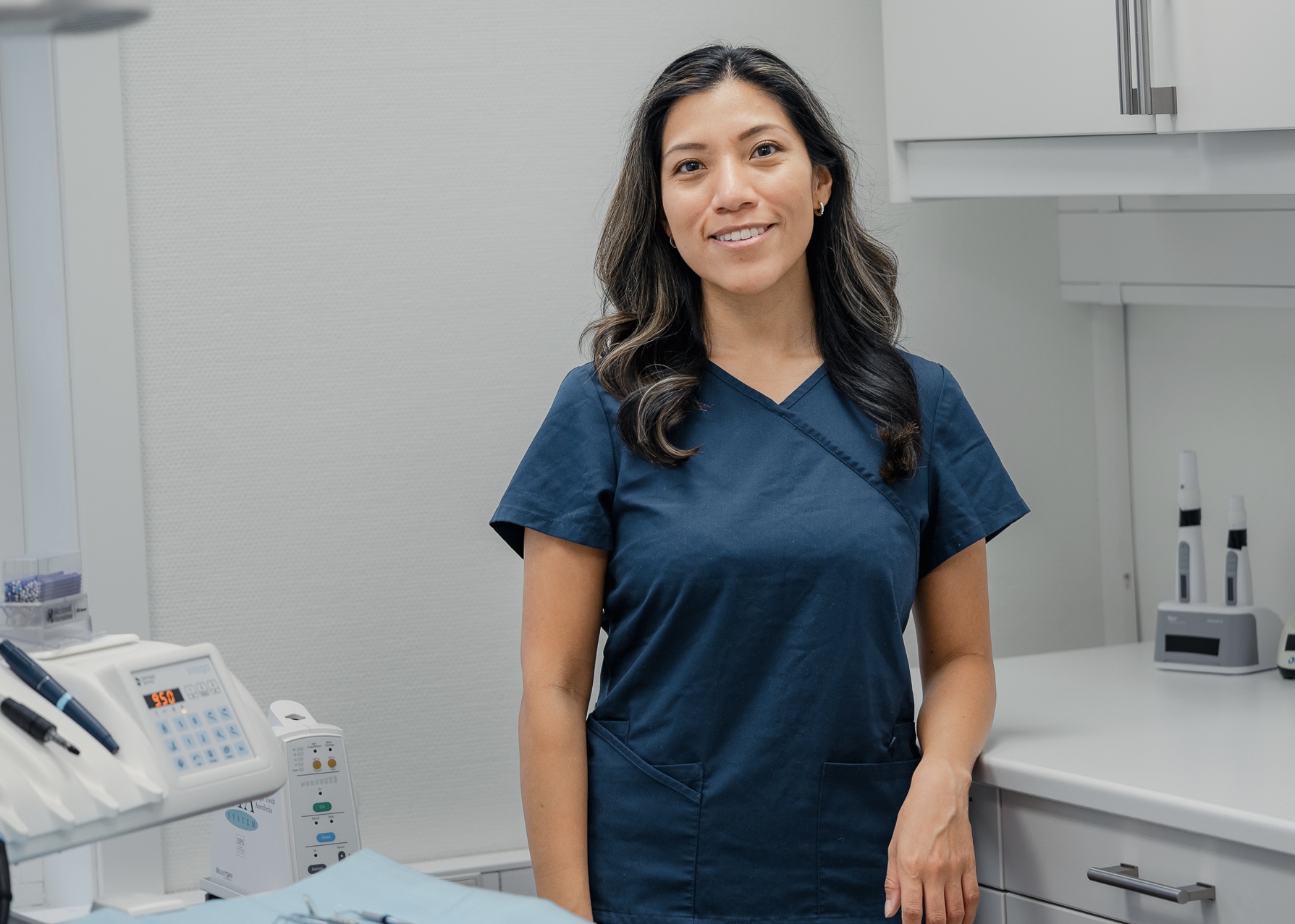 Portrett av tannlege Sandra Milene Gjermundnes hos Bergen Tannklinikk, iført blå klinikkuniform.