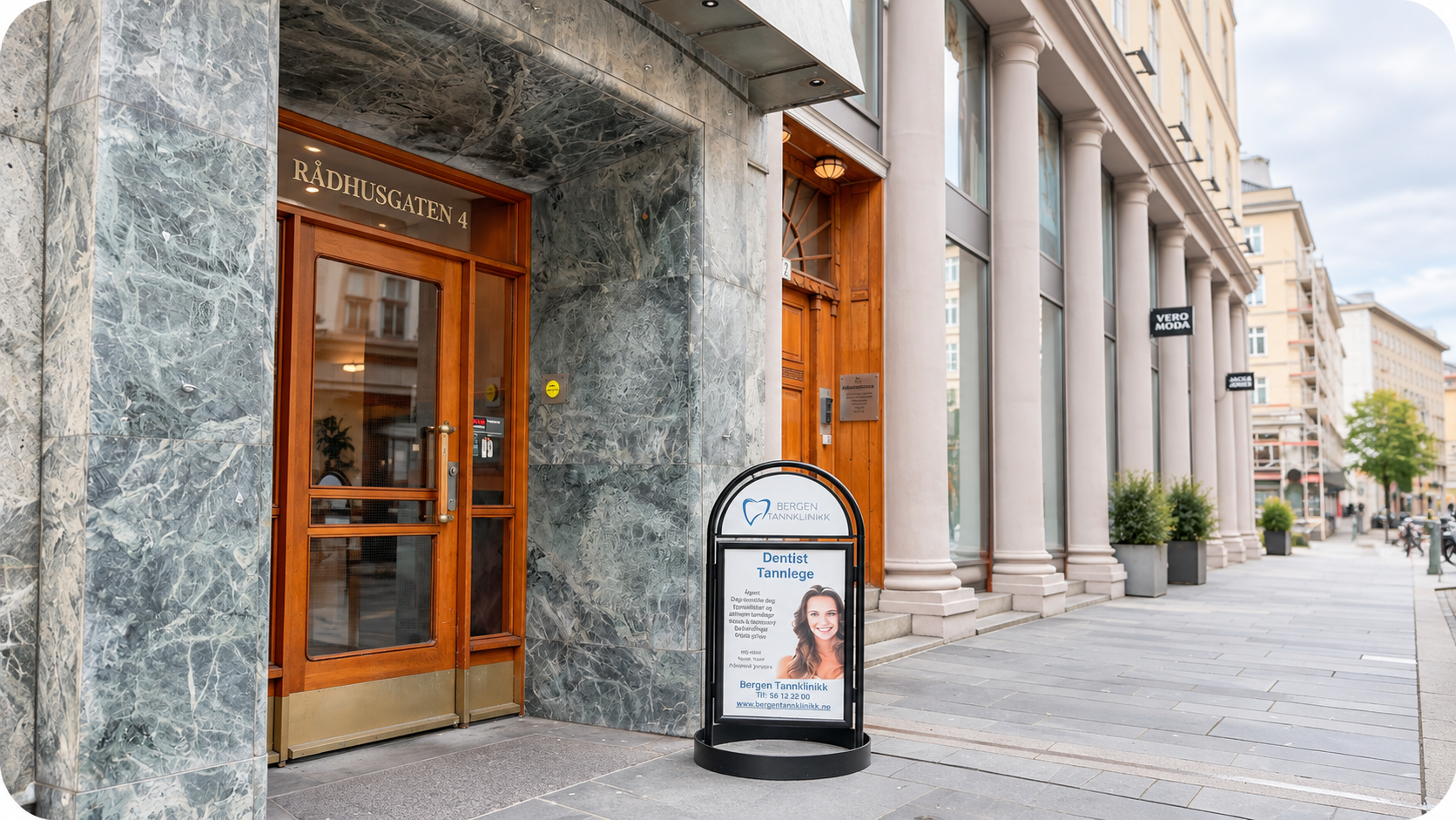 Inngangen til Bergen Tannklinikk i Rådhusgaten 4 i Bergen sentrum, med klinikkens skilt utenfor bygget.